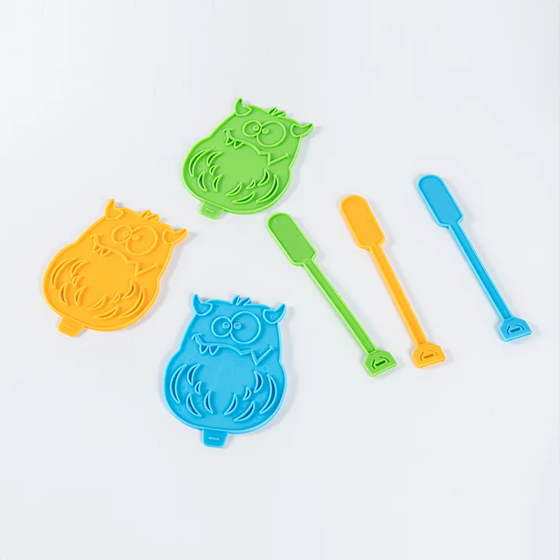 Giocattolo con batacchio in plastica a forma di cartone animato